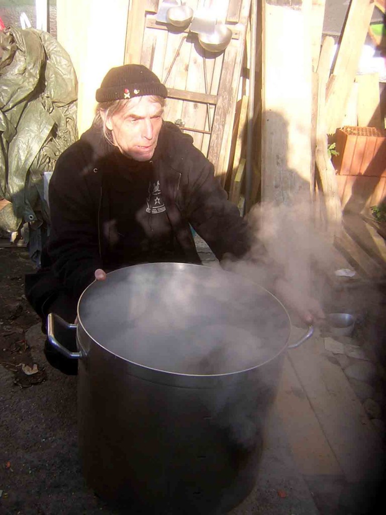 Wam Kat kocht Gemüsesuppe